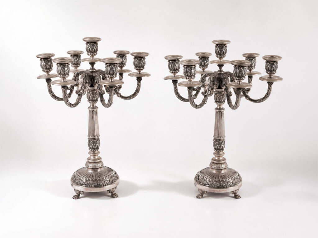 Coppia di candelabri a sette luci in argento sbalzato di Braganti Antonio, Firenze, XX secolo.