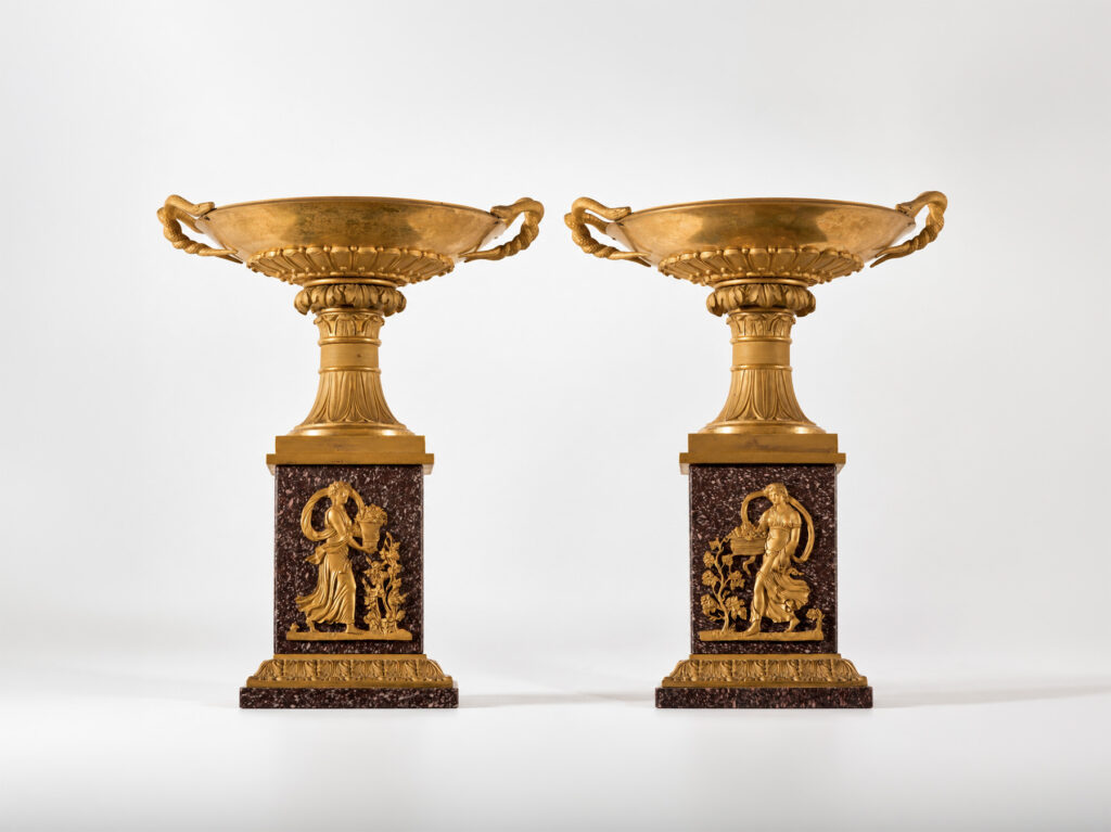 Coppia di coppe in bronzo dorato con base in porfido rosso egiziano, Roma, inizi XIX secolo, Periodo Impero.