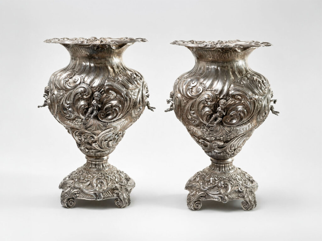 Coppia di monumentali vasi a balaustro in argento cesellato e sbalzato firmati Lino Lay, Italia, XX secolo.