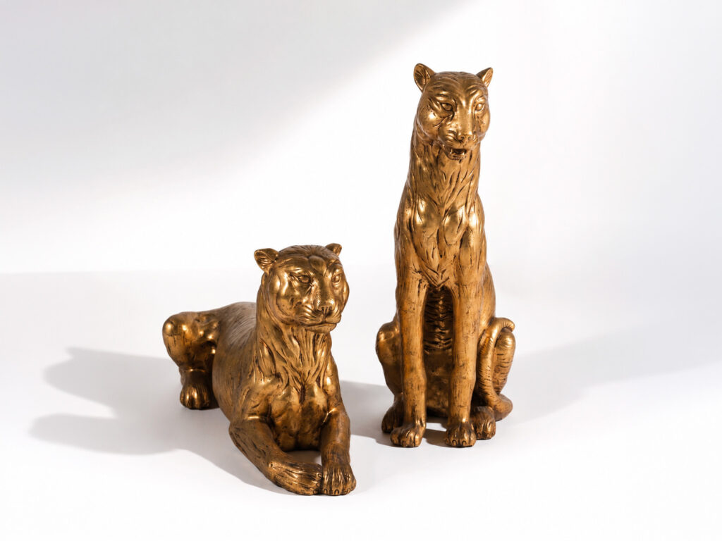 Coppia di pantere in terracotta rivestita in foglia d'oro, produzione italiana del XX secolo.