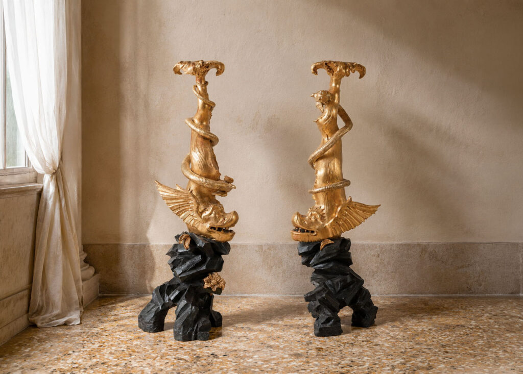 Coppia di importanti torcieri in legno scolpito, laccato e dorato, Genova XVIII secolo, con delfini fantastici e base scolpita. Opera trattata da Gregory's Casa d'Aste Bologna, prima casa d'aste di Bologna dal 2013.