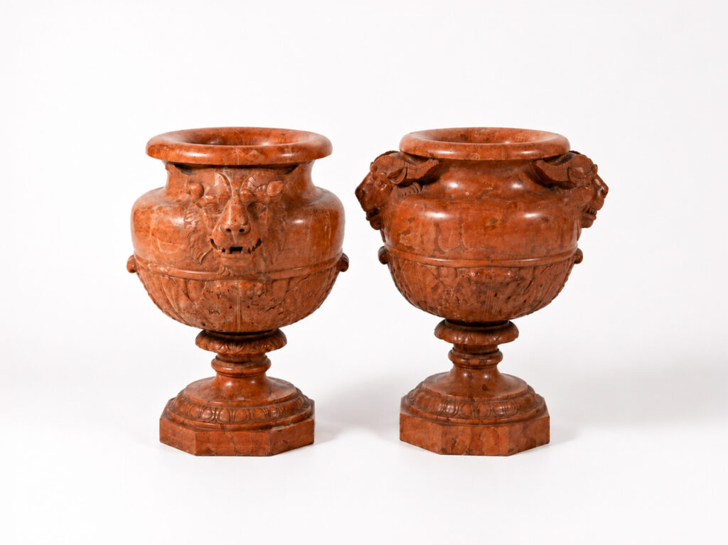 Coppia di vasi in marmo rosso di Verona con mascheroni leonini e anse a testa di leone, Italia, XIX secolo.