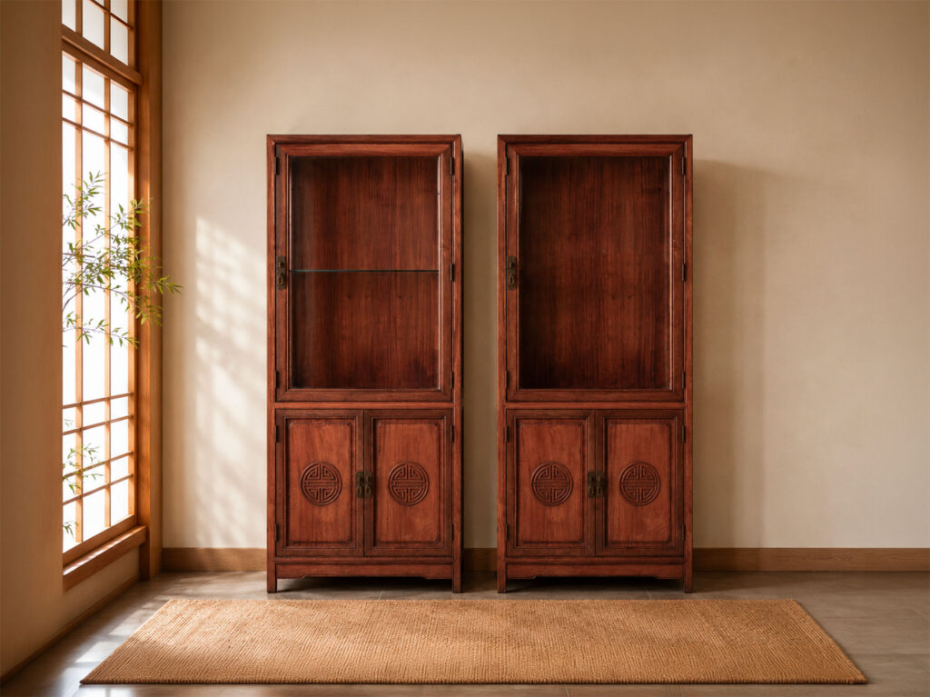 Coppia di vetrine cinesi in legno di tek con ante vetrate, fine XIX – inizio XX secolo.
