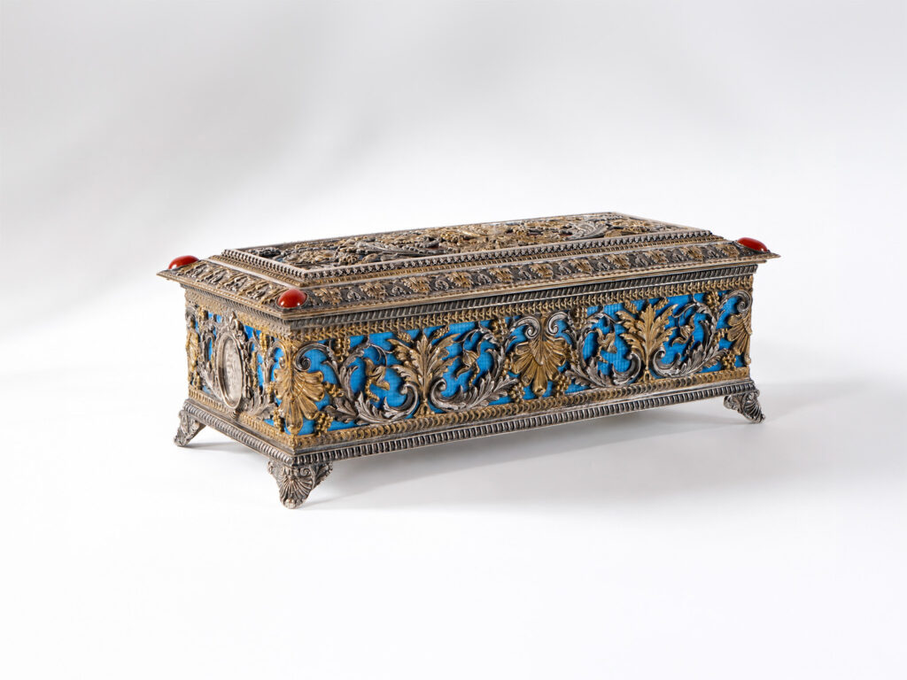 Cofano-guantiera in stile Rinascimento di Enea Stefani in argento cesellato, smalto azzurro, corniole e avorio, Bologna.