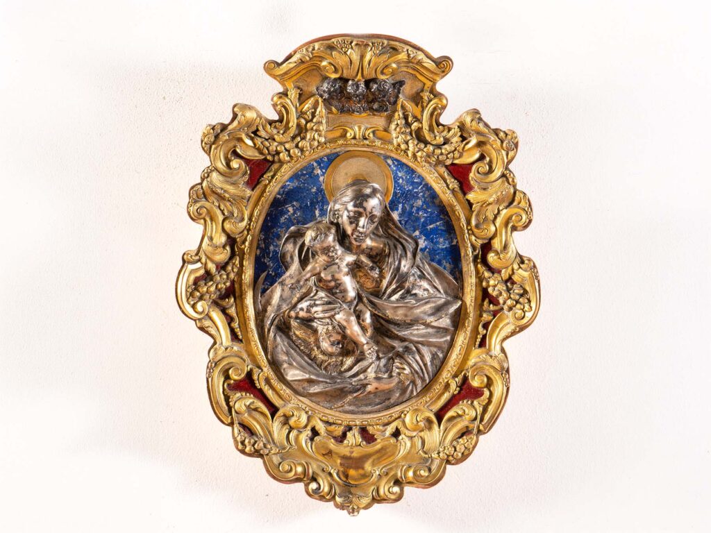 Altorilievo "Madonna con Bambino" di Enea Stefani in argento con fondo in lapislazzuli e cornice in bronzo dorato, Bologna, XX secolo.