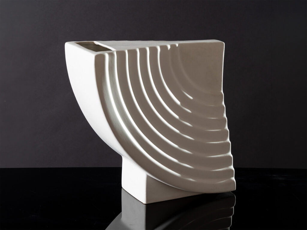 Vaso "Yantra 31" di Ettore Sottsass per EAD Italia in ceramica bianca, 1969.