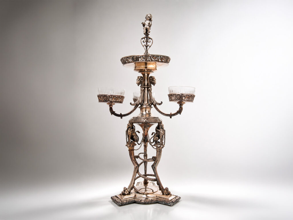 Monumentale centrotavola Fabergé in argento e cristallo con putto, grifoni e vasche in cristallo, Mosca 1891.