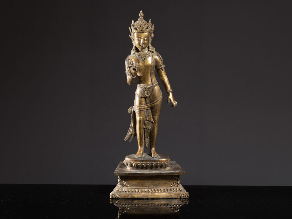 Figura tibetana di Buddha in bronzo semi-dorato su base a fiore di loto, dinastia Qing, XIX secolo.