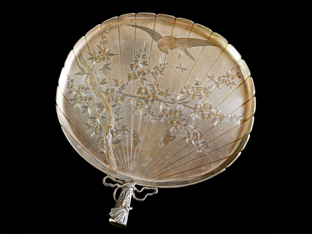 Vassoio decorativo a ventaglio in argento 925 di Frederick Elkington, inciso con ramo fiorito, rondine e farfalle, Londra 1880.