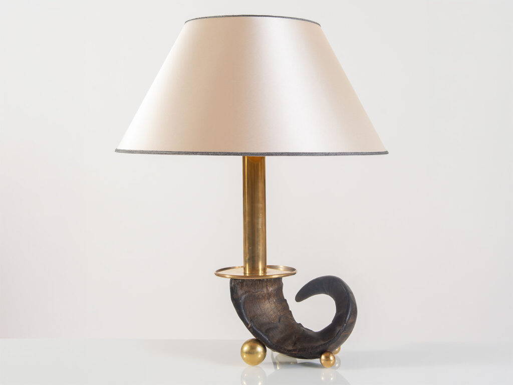 Rara lampada da tavolo "Corno" di Gabriella Crespi in corno naturale e ottone, circa 1970.