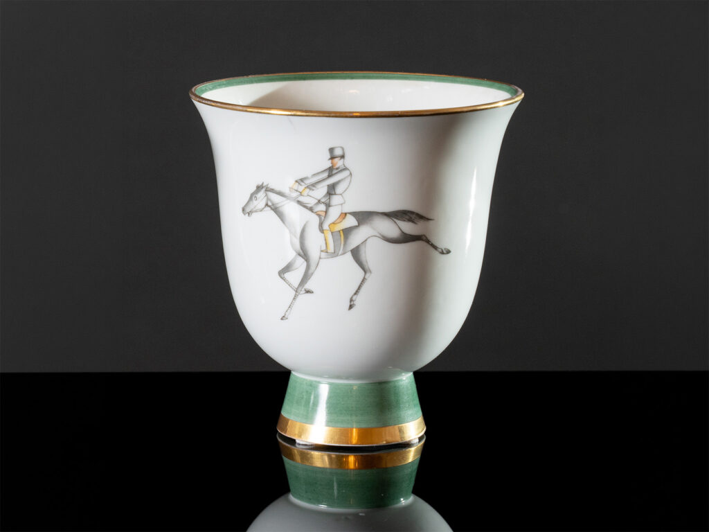 Coppa "Sport Equestri" di Gio Ponti per Richard Ginori in porcellana policroma con cavalieri a cavallo, Doccia, 1937.