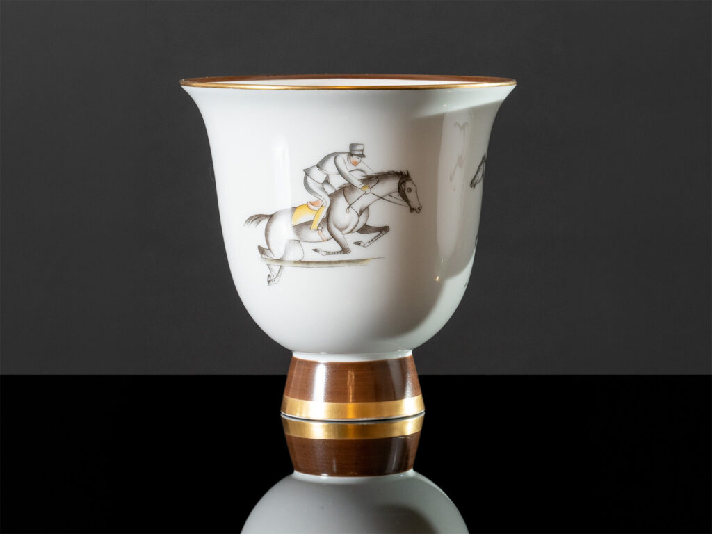Coppa "Sport Equestri" di Gio Ponti per Richard Ginori in porcellana policroma con cavalieri a cavallo, Doccia, 1937.