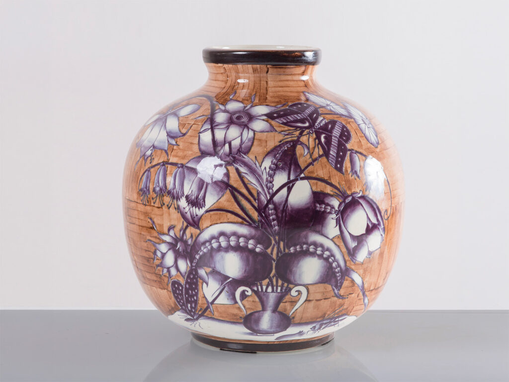 Vaso o base di lampada di Gio Ponti per Richard Ginori San Cristoforo in ceramica policroma con fiori e insetti, anni Trenta.