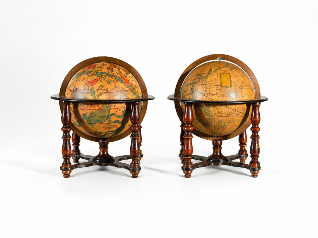 Coppia di globi celeste e terrestre di Giovanni Maria Cassini su supporti in legno, Roma, XIX secolo.