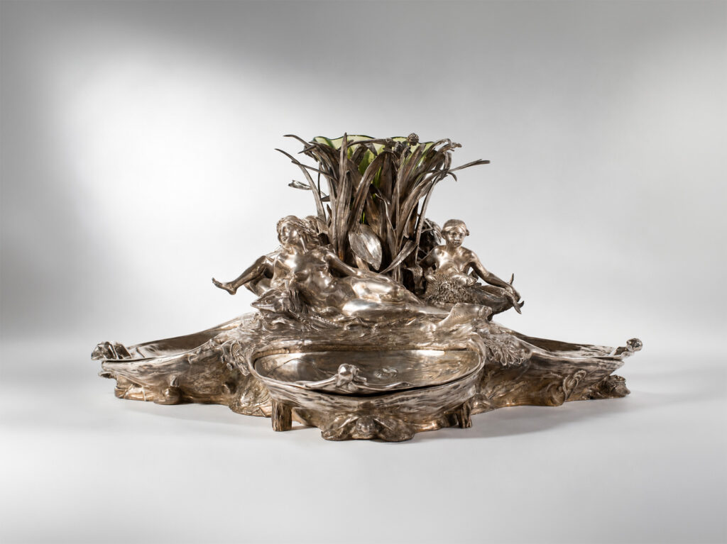 Grande centrotavola in argento con ninfe, pesci, vaso in vetro verde e vaschette, Impero Austro-Ungarico, fine XIX secolo.