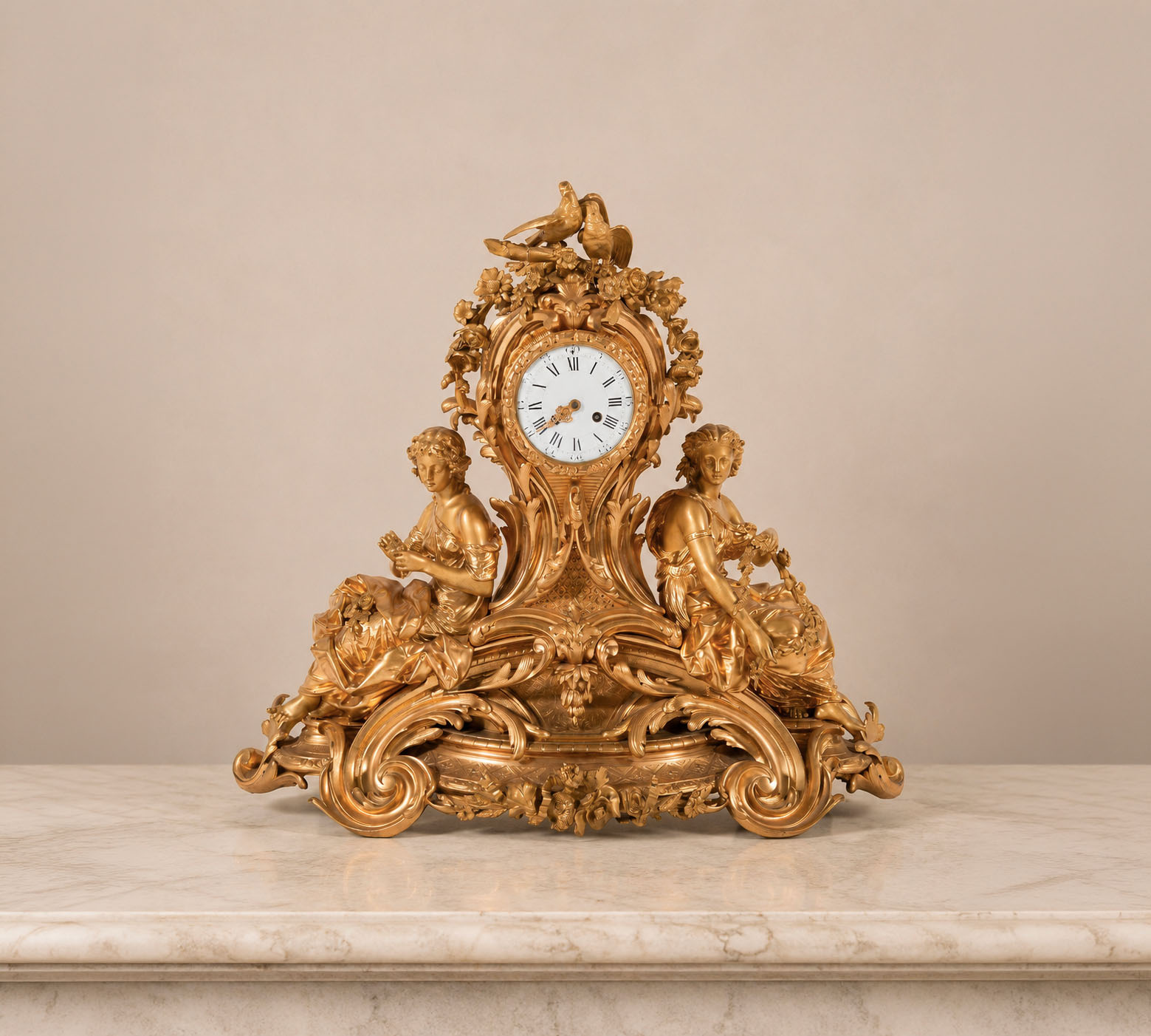 Grande orologio da tavolo francese in bronzo dorato della fine del XIX secolo con due figure femminili, quadrante smaltato e ricca decorazione floreale.