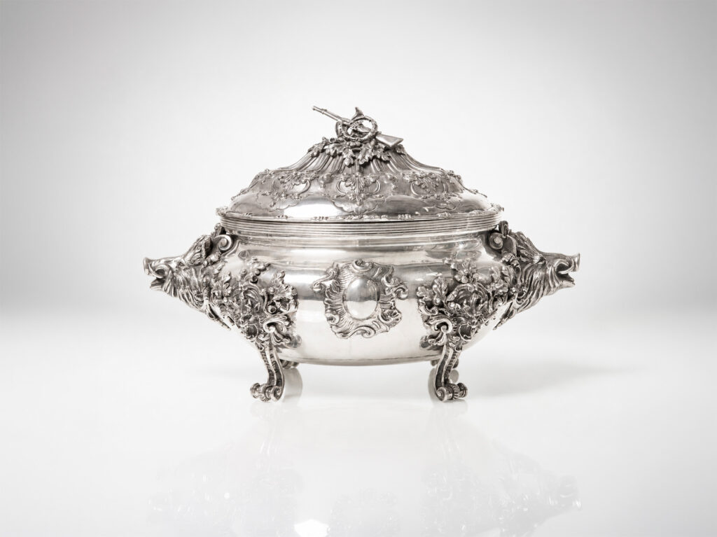 Grande zuppiera ovale in argento con interno vermeil, prese a testa di cinghiale e piedi con teste di grifone, XX secolo.