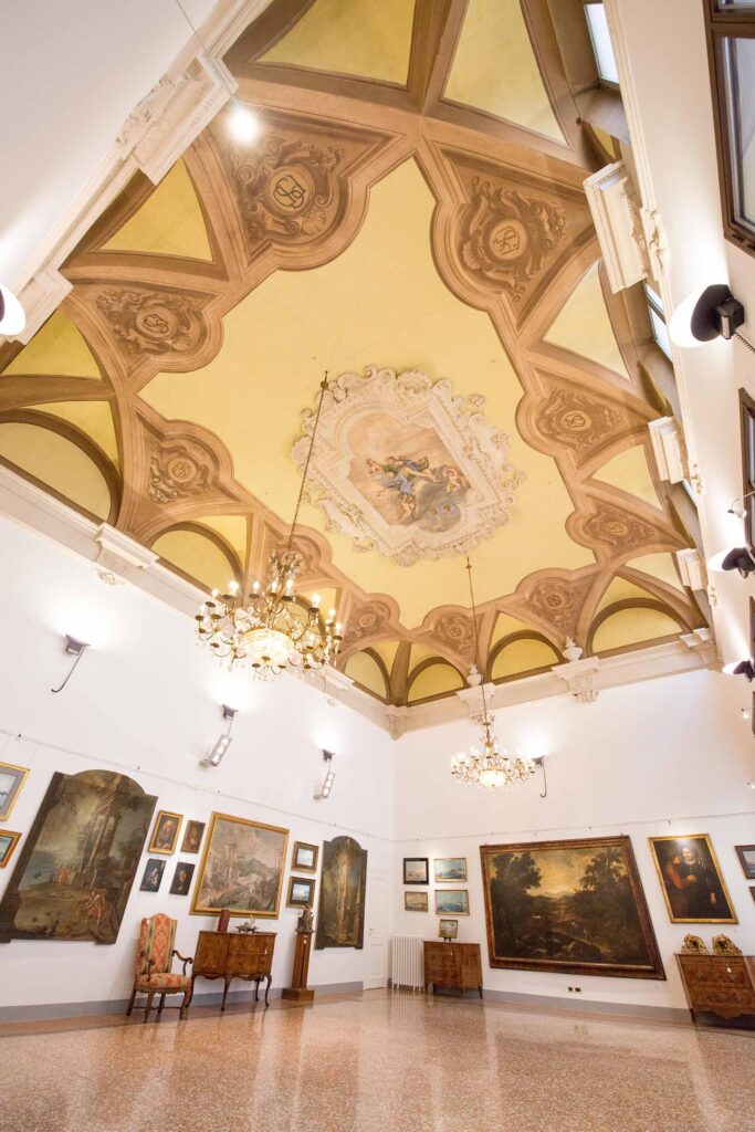 Sala espositiva di Gregory's Casa d'Aste a Palazzo Brazzetti, nel centro storico di Bologna.