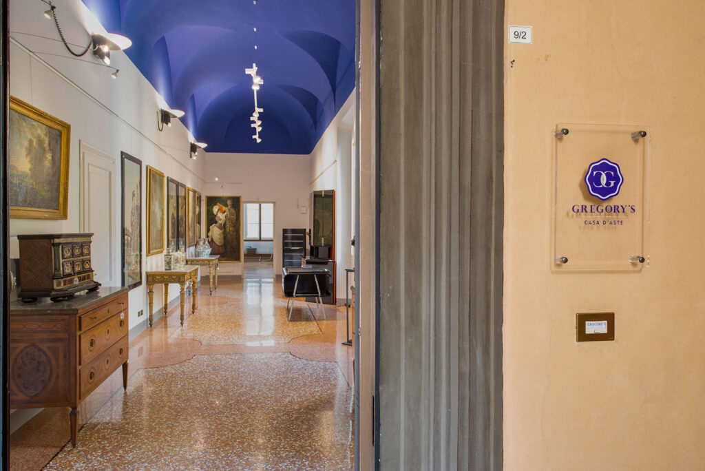 Ingresso della sede di Gregory's Casa d'Aste a Palazzo Brazzetti, Bologna, con sale espositive dedicate ad arte, antiquariato e design.