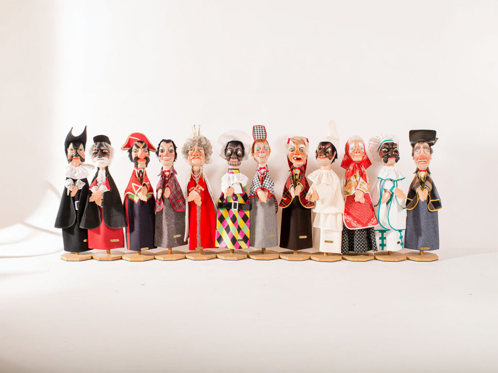 Gruppo di dodici marionette Presini raffiguranti le tradizionali maschere italiane, Bologna, XX secolo.