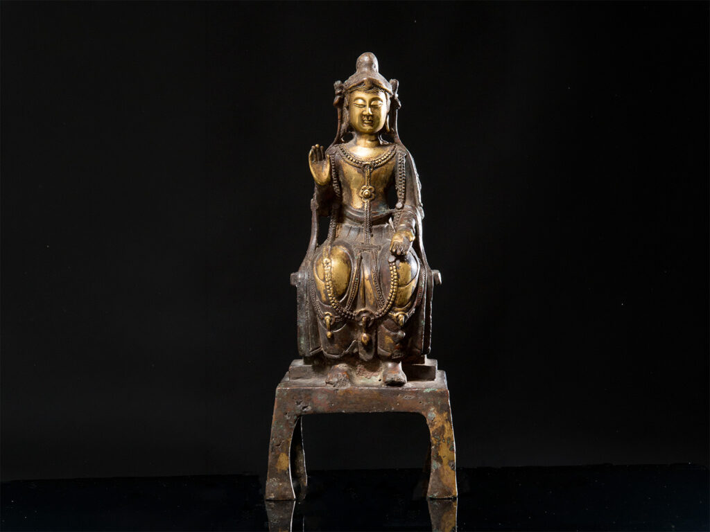 Figura di Guanyin seduta in bronzo dorato, dinastia Ming, XVII secolo.