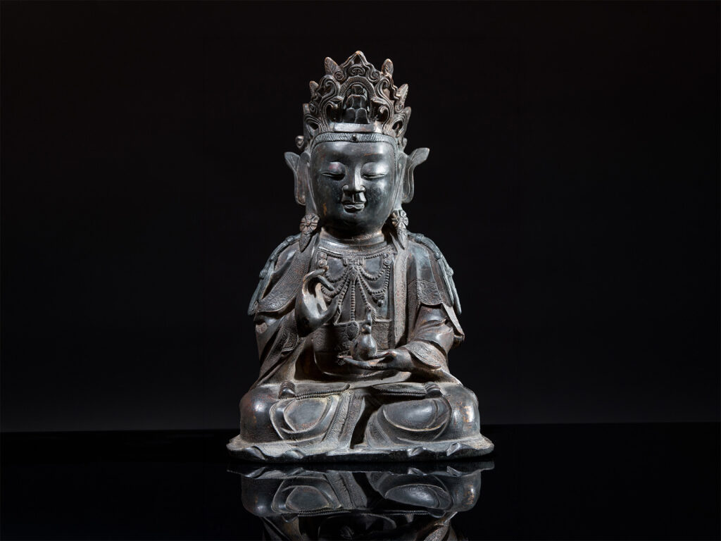 Figura di Guanyin seduta in bronzo con corona e vaso rituale, Cina, XVI secolo.