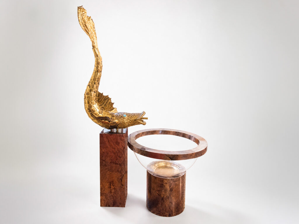 Henri Fernandez "Pesce con la coda alzata", scultura-fontana in ottone dorato e brunito con vasca circolare, produzione francese anni Settanta.