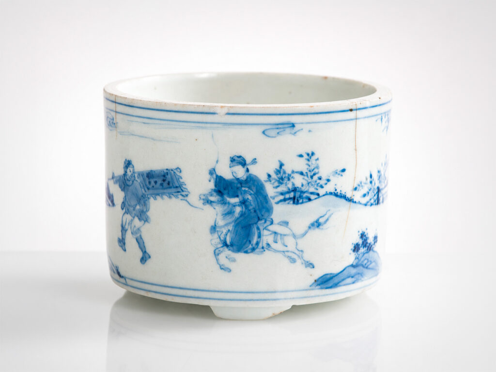 Incensiere cinese in porcellana blu e bianca decorato con scene di genere, epoca Qing, XVIII secolo.