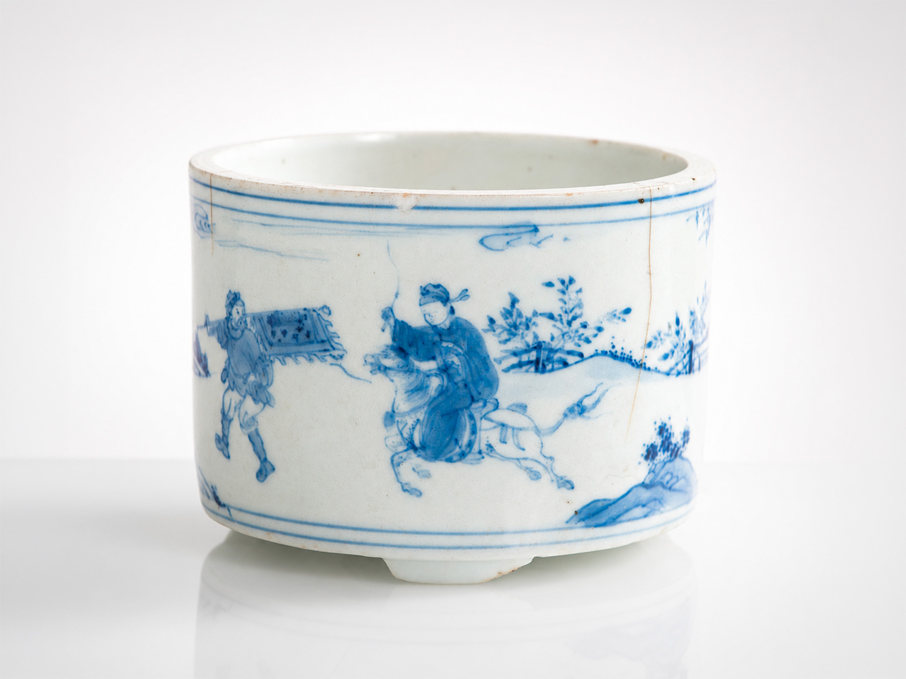 Incensiere cinese in porcellana blu e bianca decorato con scene di genere, epoca Qing, XVIII secolo.