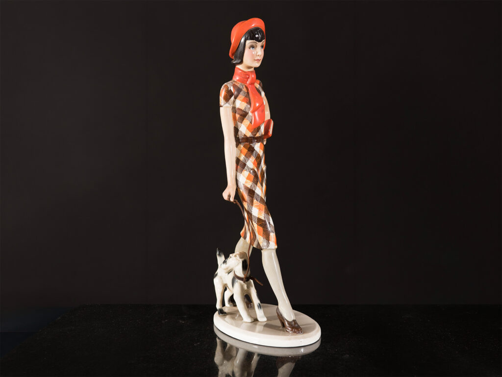 Helen Konig Scavini, "Zizì, La Passeggiata", scultura in terracotta maiolicata prodotta dalla Manifattura Lenci di Torino, circa 1935.