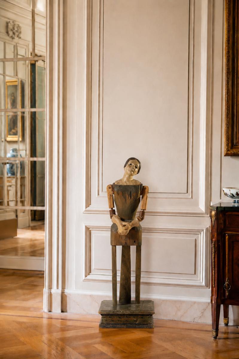 Manichino scultura femminile marchigiano del XVIII secolo in legno con braccia snodate e testa e mani in cartapesta policroma.