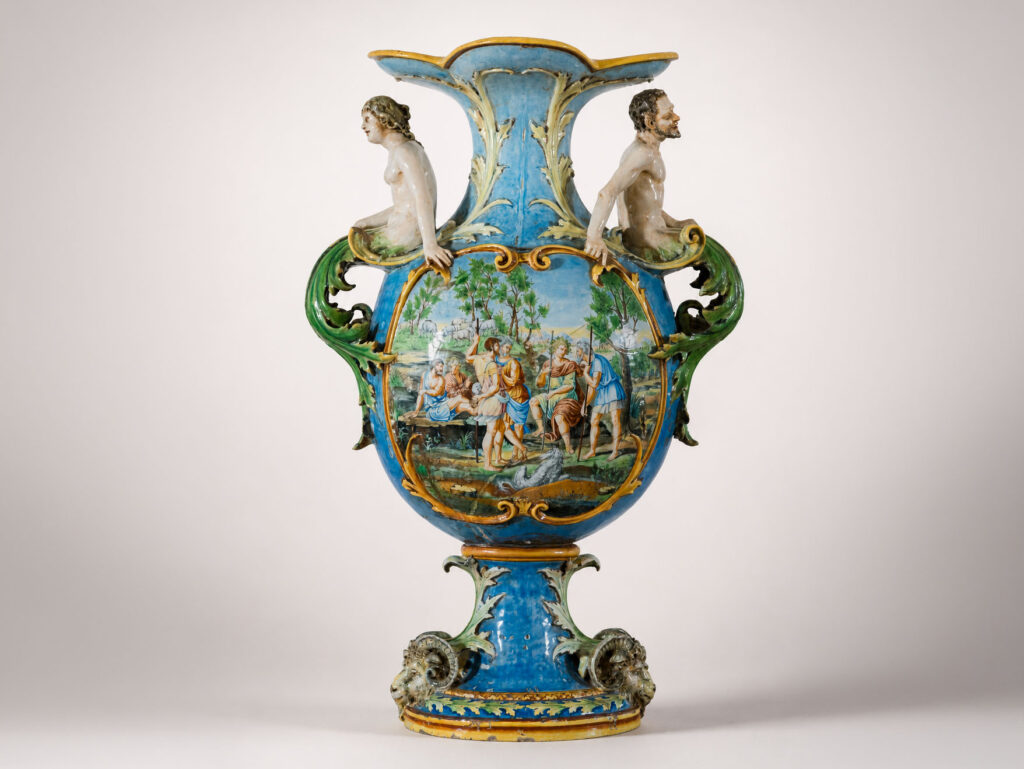 Grande vaso in ceramica policroma della Manifattura Minghetti di Bologna con manici a Fauno e Ninfa e scene classiche dipinte.