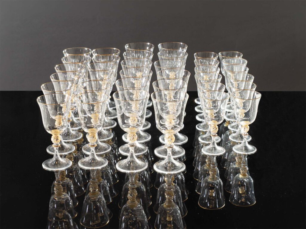 Nason Moretti Murano, servizio di calici "A/81" in vetro soffiato con inclusioni d'oro nello stelo, XX secolo.