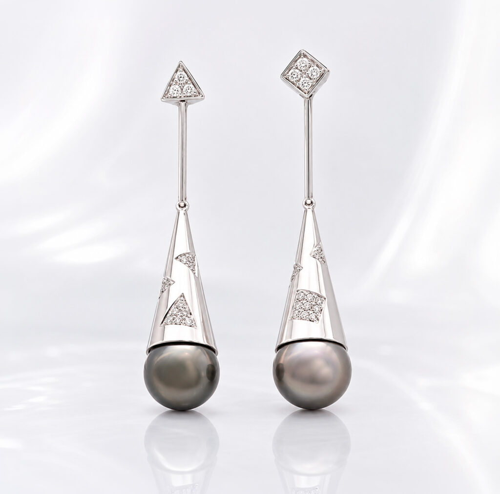 Orecchini pendenti Gino Fontana "Cappello del Mago" in oro bianco con perle nere Tahiti e diamanti taglio brillante.