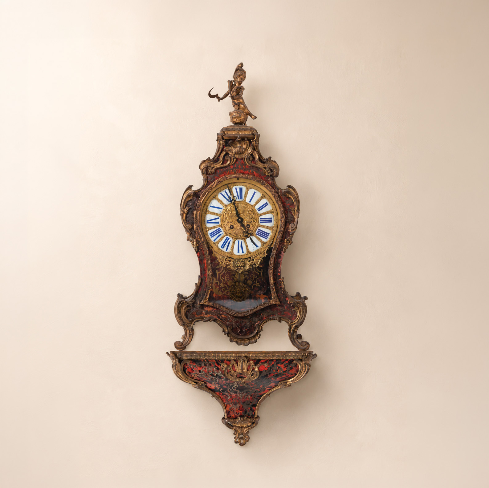 Orologio cartel del XVIII secolo in legno rivestito in tartaruga con intarsi in metallo, Allegoria dell'Estate e quadrante in smalto con numeri romani.