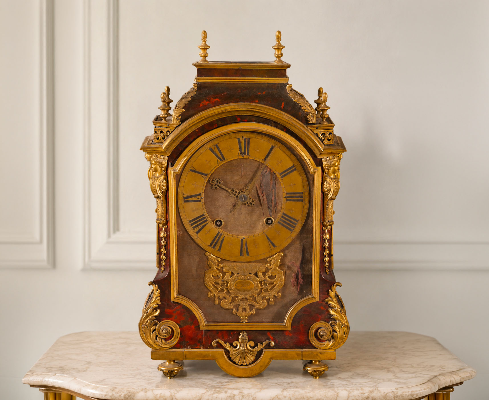 Orologio da tavolo a pendola Rabby Paris in bronzo dorato e tartaruga con quadrante a numeri romani, Francia XVIII secolo.