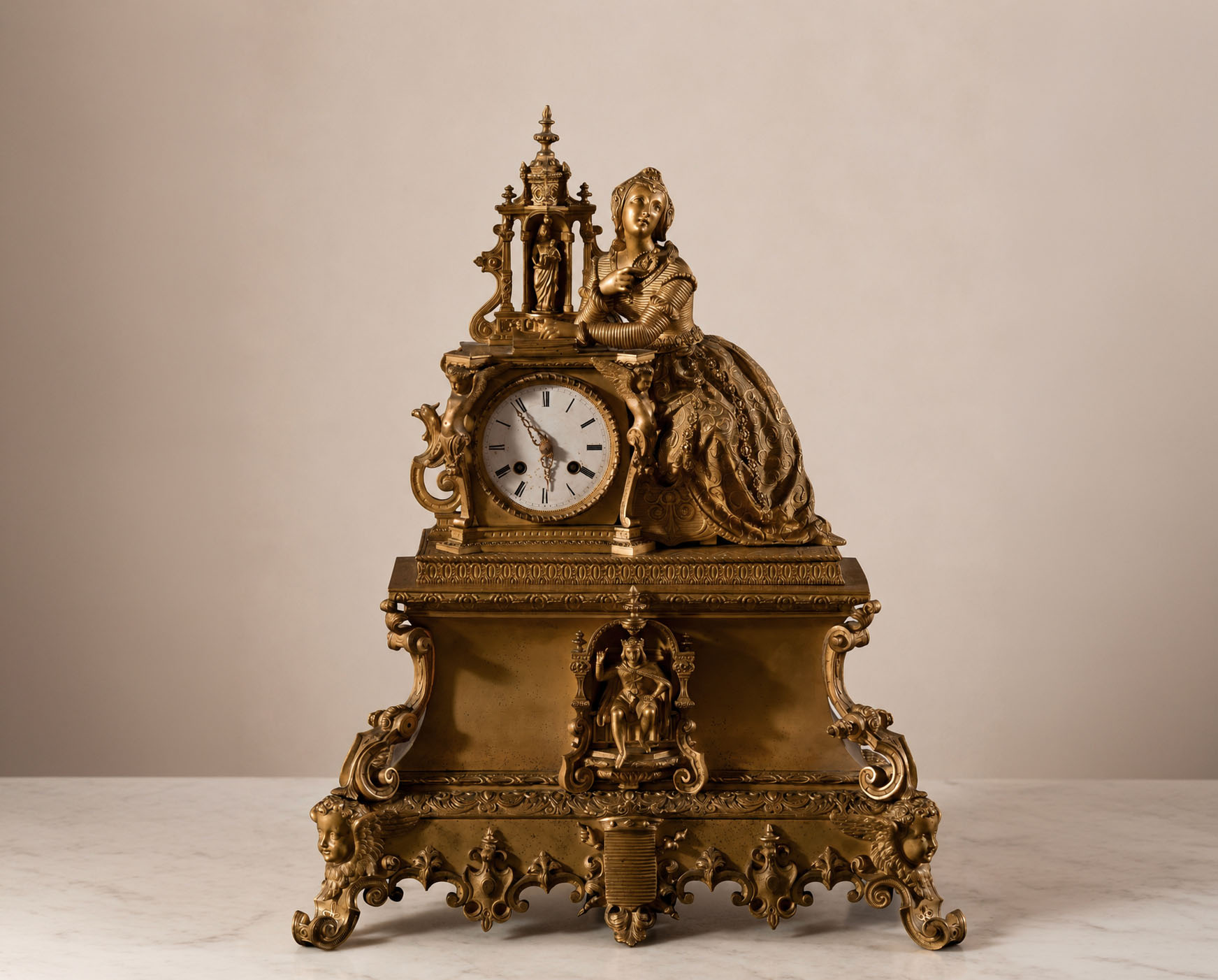 Orologio da tavolo francese in bronzo dorato con figura femminile seduta e libro, quadrante in smalto bianco con numeri romani, seconda metà del XIX secolo.