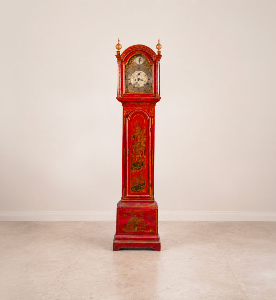 Orologio a torre inglese del XVIII secolo firmato Cave London, in legno laccato rosso con decorazione a cineserie e quadrante con calendario.