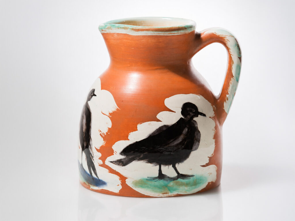 Pablo Picasso, "Pichet aux oiseaux", brocca in ceramica parzialmente smaltata con decorazione di uccelli, Madoura, edizione 174 di 200.