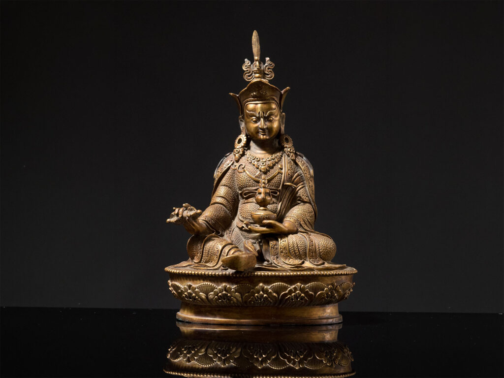 Figura di Padmasambhava in bronzo dorato con coppa e vajra, Tibet, XVII secolo.