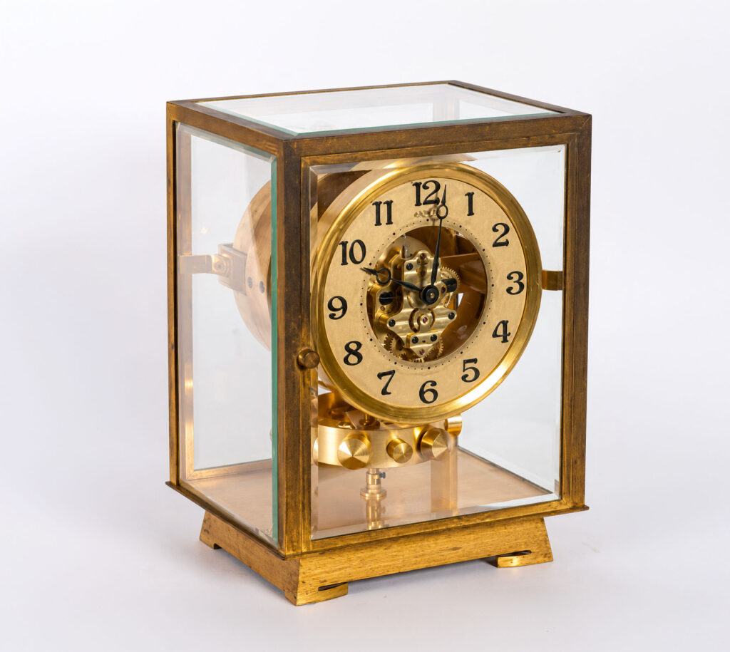 Pendule Perpetuelle Atmos n. 2195 di Jaeger-LeCoultre con cassa in vetro e struttura in ottone dorato.