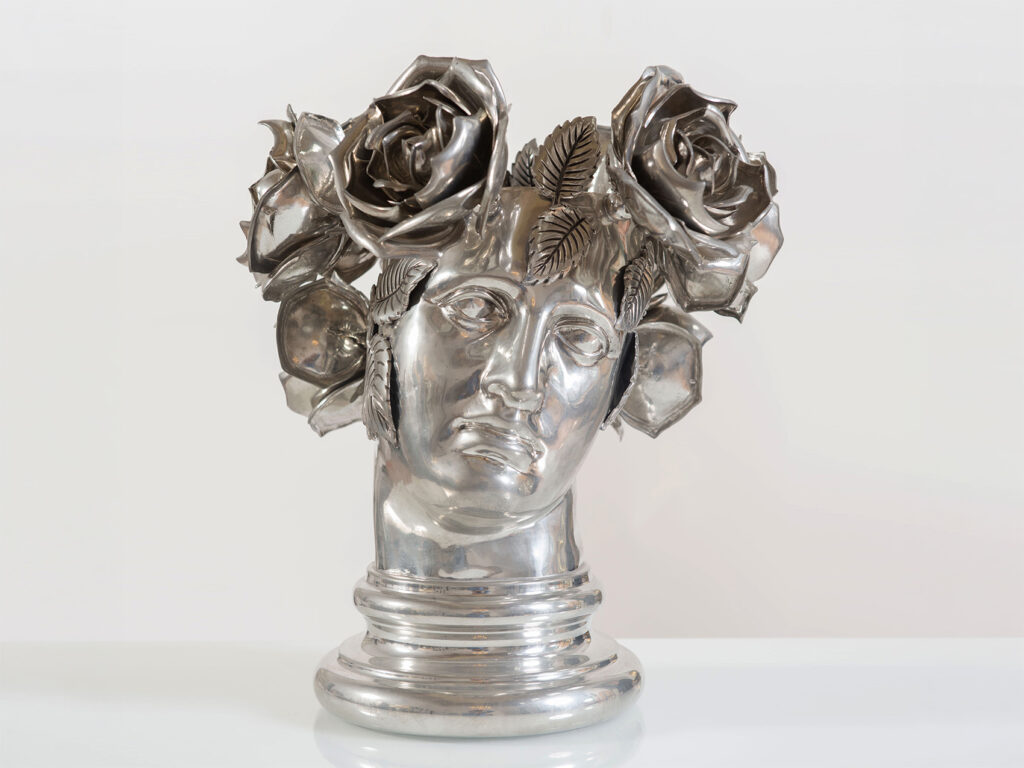 Porta champagne "New Romantic" di Piero Figura per Atena in peltro raffigurante una testa femminile con rose a tutto tondo.