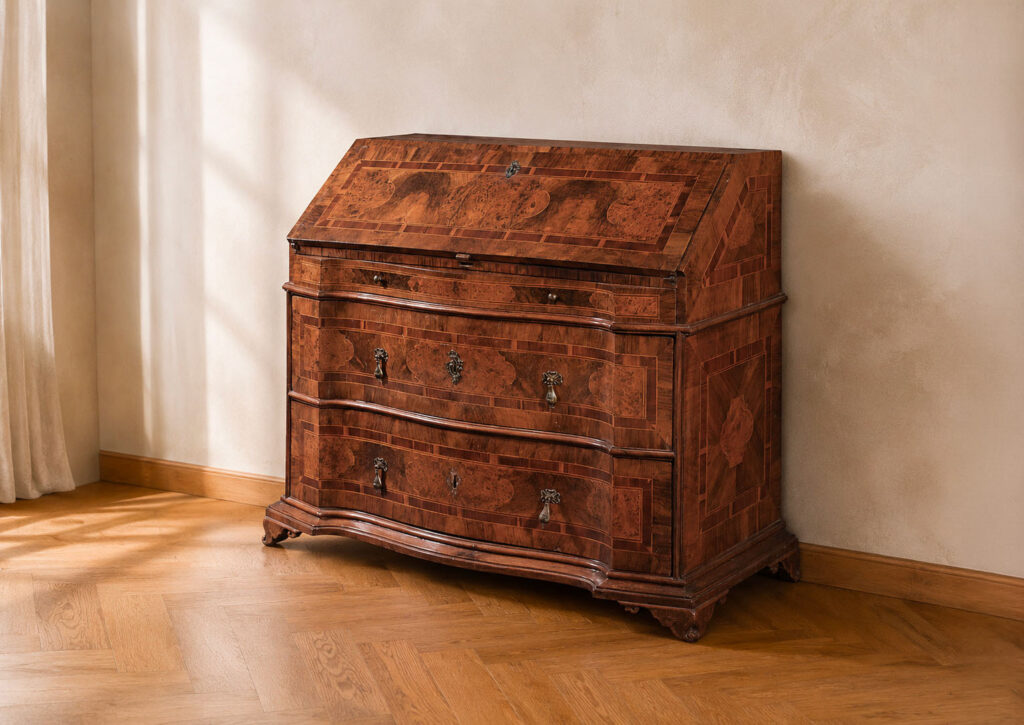 Ribalta lastronata in legno di noce, Modena, metà del XVIII secolo, filettata in acero e intarsiata in radica di pioppo, trattata da Gregory's Casa d'Aste Bologna, prima casa d'aste di Bologna dal 2013.