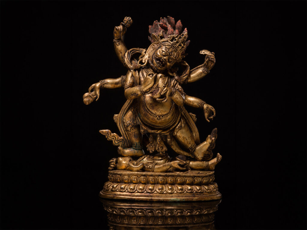 Figura di Sadbhuja Mahakala in bronzo dorato con sei braccia e attributi rituali, Tibet, XVIII secolo.