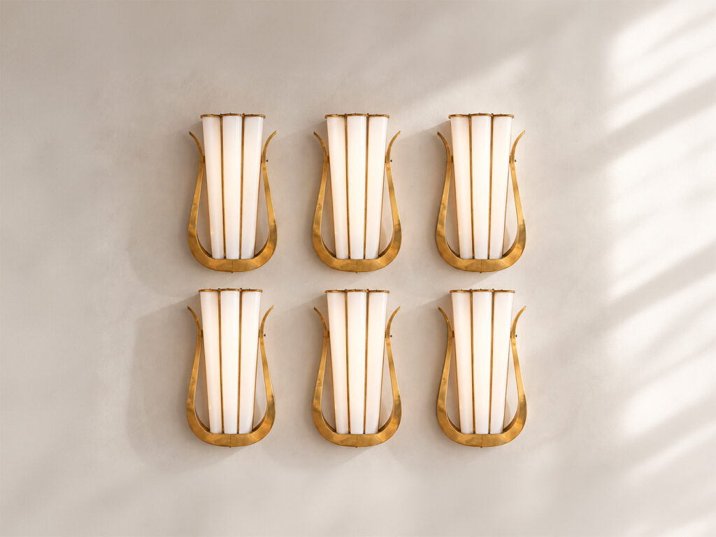 Sei grandi applique a forma di lira in ottone dorato con diffusori in plexiglas curvato bianco, Italia, anni Quaranta.