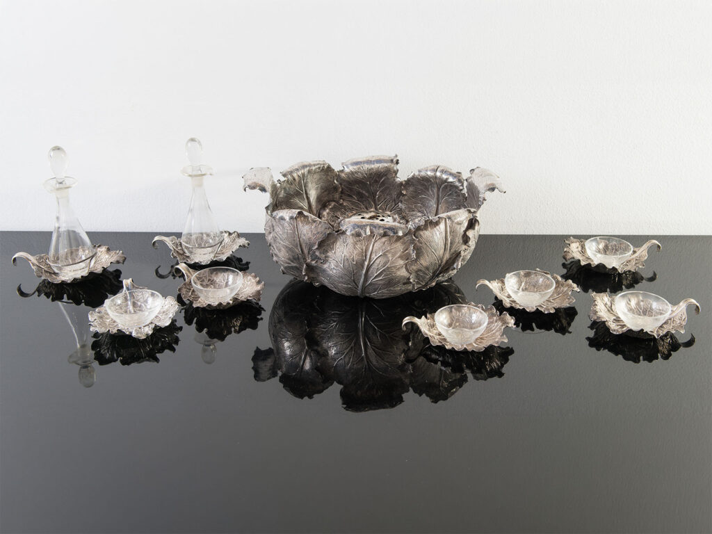 Importante servizio in argento di Fiorentini Guido con centrotavola a foglie di cavolfiore e accessori, Milano, XX secolo.