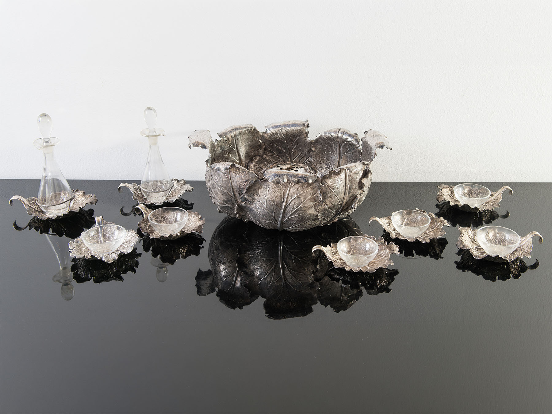 Important silver table service by Fiorentini Guido with cauliflower leaf centrepiece and accessories, Milan, 20th century.