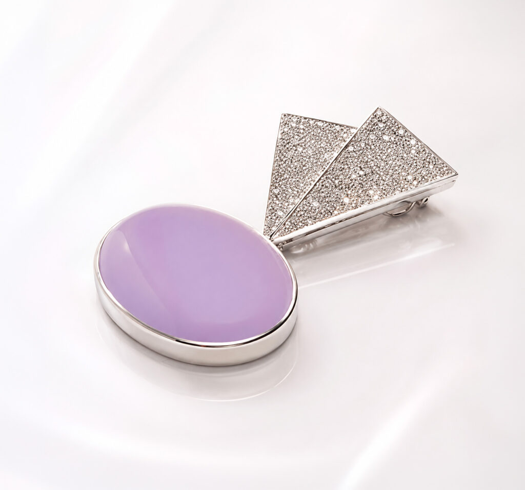 Spilla-ciondolo Gino Fontana "Ventaglio" in oro bianco con cabochon ovale di giada lavanda birmana e diamanti taglio brillante.