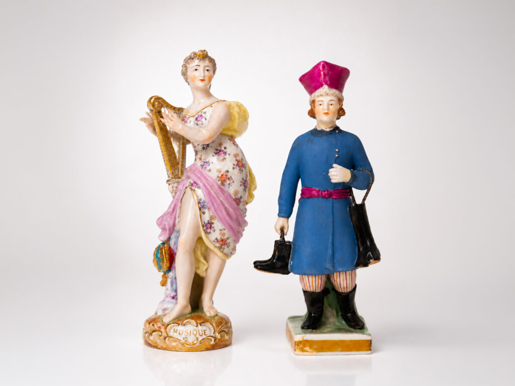 Due statuine in porcellana del XX secolo, una della Manifattura Meissen e una di manifattura europea.