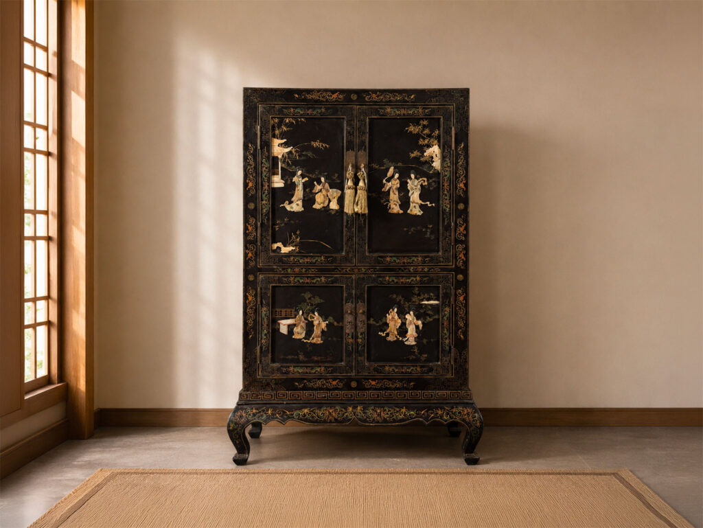 Stipo cinese in legno laccato nero con intarsi in madreperla e avorio, Cina, XX secolo.